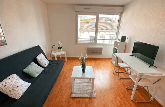 Charming and bright studio 10min from Bordeaux