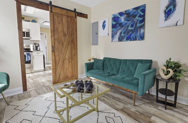 Charming and Cozy Home in Midtown mins away from restaurants and attractions
