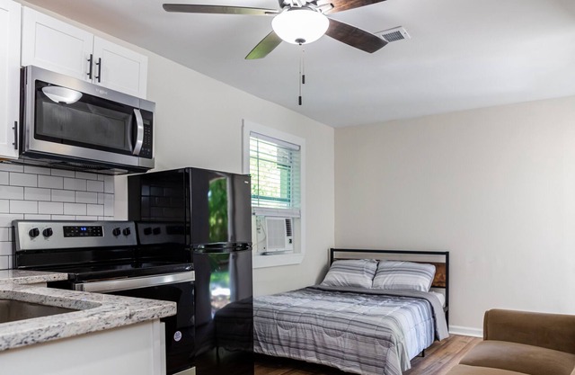 Charming and Cozy Studio Apartment in the Heart of Savannah Perfect for Couples!