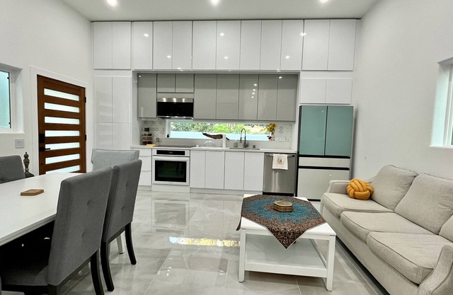 Charming and modern 2-bedroom house with AC, WiFi in serene Glendale, Sleeps 5