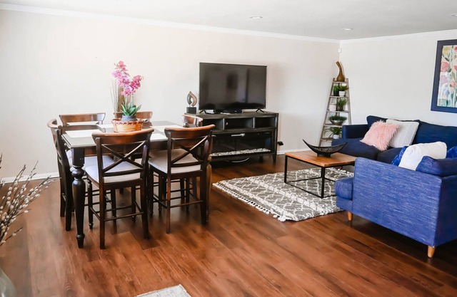 CHARMING AND RELAXING -Huge Back Yard- Near UCR And Medical Center