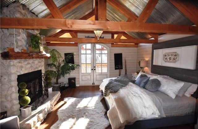 Charming and Secluded Mountain Cabin for Couples near Eureka Springs
