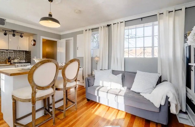 Charming and Serene 1919 Escapenn