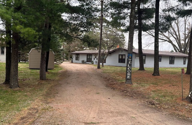 Charming and spacious 3-bedroom Lake Camelot house with WiFi and AC in Nekoosa