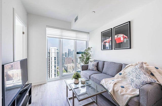 Charming and Spacious 2 Bed 2 Bath - Heart of downtown Toronto