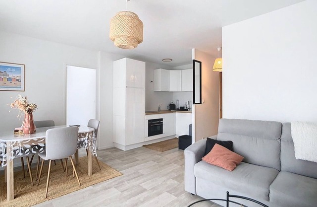 Charming Apartment for 4, Steps from the Beach, Bright with Balcony!