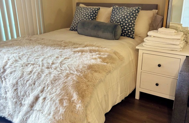 Charming apartment in enchanting Newport Beach with WiFi, fitness room