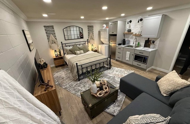 Charming apartment in Delta all in walking distance to coffee shops and dining.
