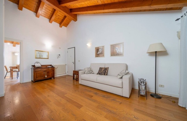 Charming apartment of about 90 sqm, able to accommodate up to 6 people, located on the second floor of a building without a lift.The property is located within the walls of Palmanova, the famous fortress-city in the shape of a nine-pointed star, declared