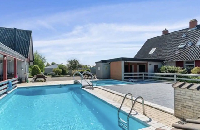 Charming apartment with shared pool.nIdeal for families, singles and businesses.
