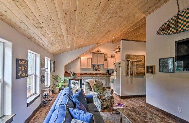 Charming Apt Near Palmer Lake, 14 Mi to USAFA!