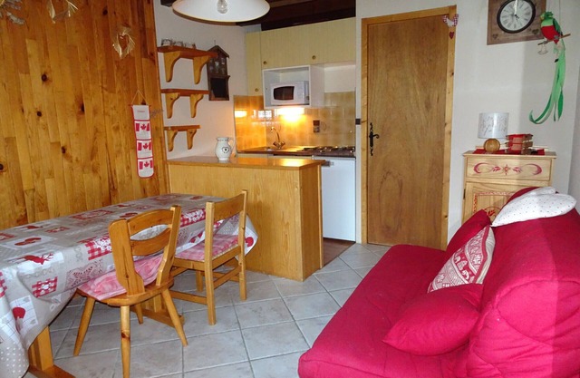 Charming bright duplex with covered parking near gondola