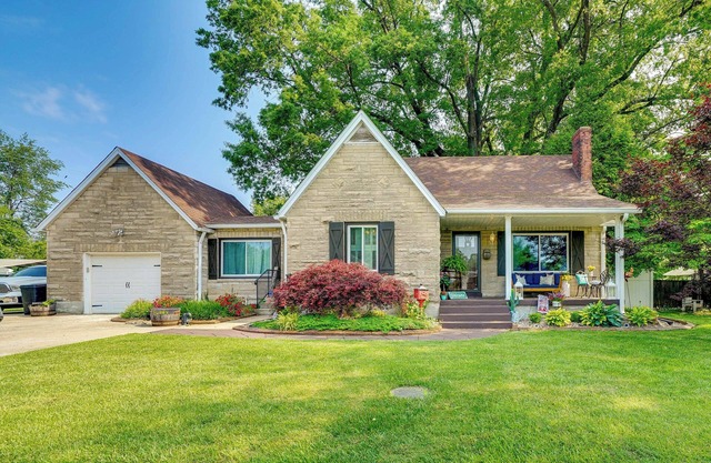 Charming Bardstown Home w/Deck ~ 1 Mi to Downtown