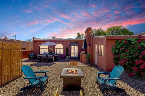 Charming Basement Studio Guesthouse 2 Blocks from UofA, Low Summer Rates!