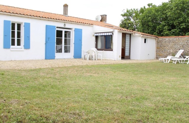 Charming Beachside Cottage in La Brée with Garden & Veranda - Sleeps 4