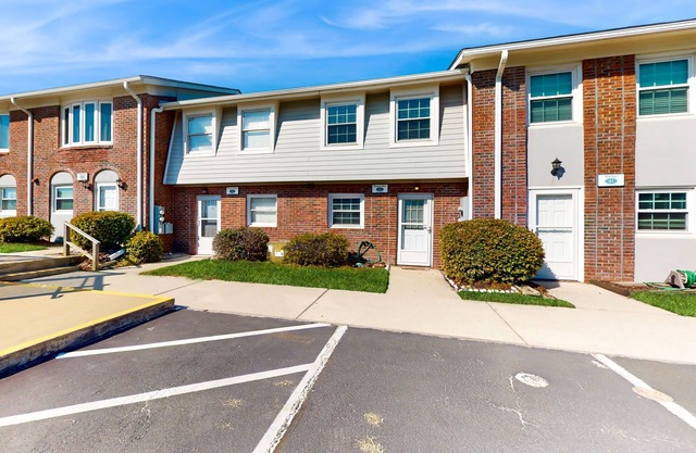 Charming beach condo with seasonal pool & washer/dryer - steps from the ocean