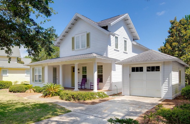 Charming Beach Cottage with 6-Seat GOLF CART! Near Beach, Pool, Tram & Wharf.