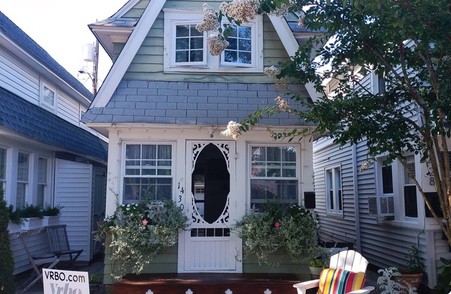 Charming Beach Cottage, Newly renovated. located in Ocean City Nj.