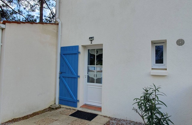 Charming Beachside House, Sleeps 6 – Close to Forest & Sunny Shores