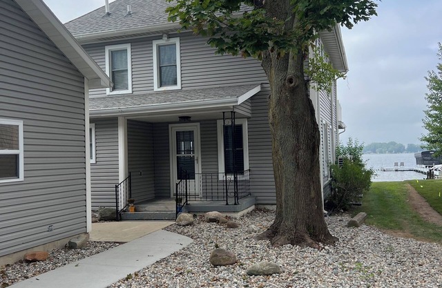 Charming Beachfront 4-bedroom cottage with WiFi, AC in Coldwater
