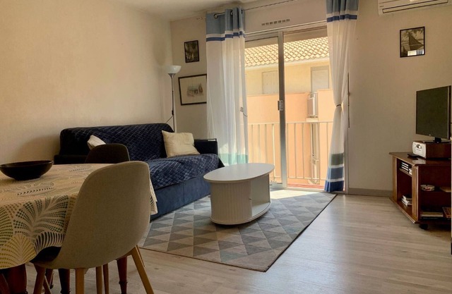 Charming Beachside Apartment, A/C, Balcony, 2min to Beach, Near Mèze Port, Shops, Non-Smoking
