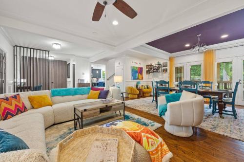 Charming Boho Getaway -Near Downtown- Sleeps 10