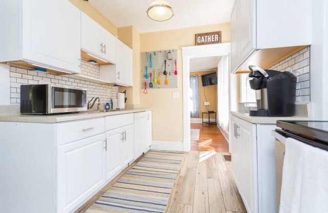 Charming Brick Bungalow Steps from JMU Fenced backyard 30 day min