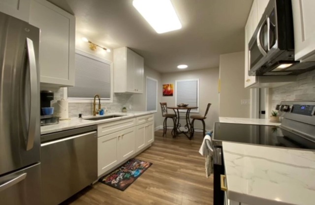 🌳Charming Brick Home 🌳 with bonus space & fenced yard for pets