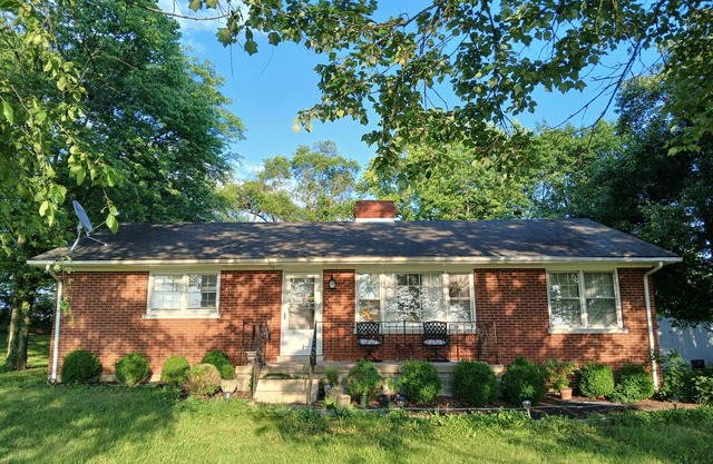 Charming Brick Ranch in horse heaven! Just 13 mins to Kentucky Horse Park.