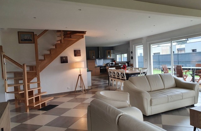 Charming, bright, spacious house (sleeps 12) 2 mns from the beach
