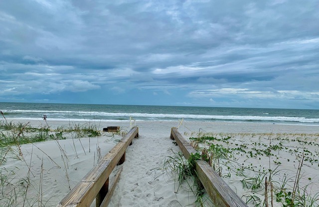 Charming Bungalow Steps away from Beach Access Free WiFi
