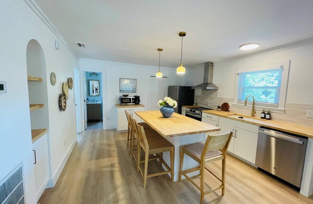 Charming Bungalow close to the beach and bay.