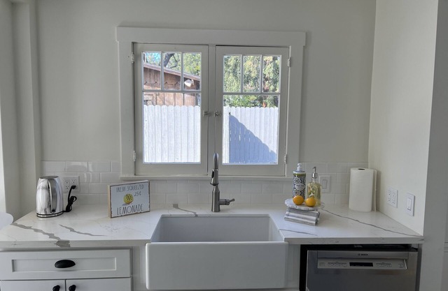 Charming Bungalow in the heart of Pasadena 3 Bedrooms and 2 Bathrooms