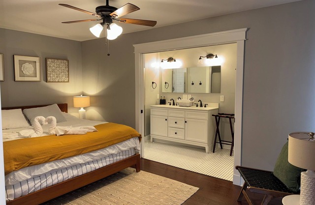 Charming bungalow in Tampa with king suite/WiFi/Walking distance to Stadium