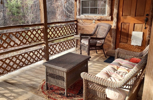 Charming but humble 2-bedroom cabin with WiFi and AC in Washington