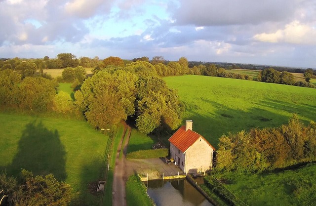 Charming Cottage with Lakeside View, Fishing & Farm Activities