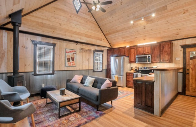 Charming cabin by Cloudland Canyon with hot tub, bonus studio & screened porch