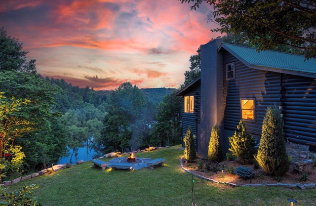 Charming Cabin, Stunning Fire Pit, Thoughtfully Designed