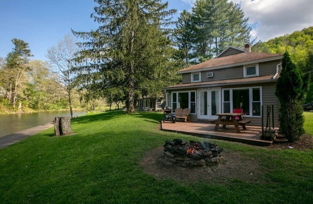 Charming cabin just steps away from Pine Creek!