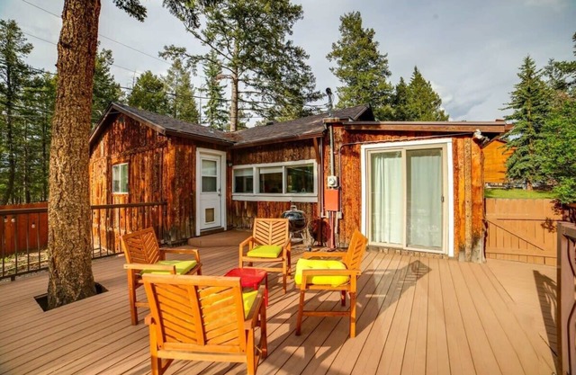 Charming Cabin w/Hot Tub, Walk to Main St!