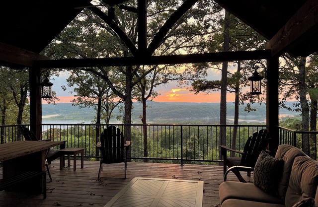 Charming cabin with amazing deck overlooking Lake Tenkiller