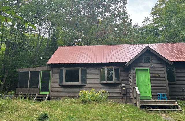 Charming cabin with WiFi at Garnet Hill on X-country ski trails w/lake rights.