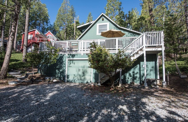 Charming Cabin with Lake Membership Walkable to Town