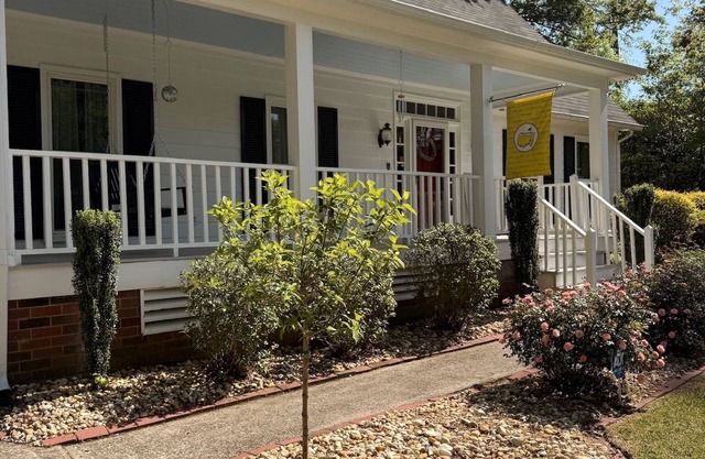 Charming Cape Cod Style Home-Masters Rental