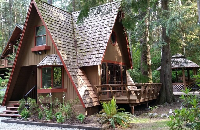 Charming Cedar Chalet with Amazing Cedar Soaking Tub in Covered Gazebo