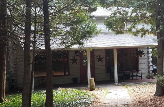 Charming cedar log cabin nestled in the woods, footsteps from Rowley's Bay