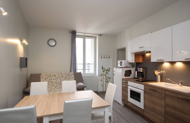 Charming Central Apartment in Mont-Dore - Close to Thermes, Sleeps 4, Free WiFi, Full Amenities