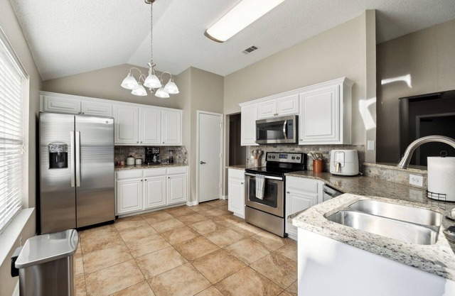 Charming Centrally Located 3-Bedroom Family Friendly House in Fort Worth!