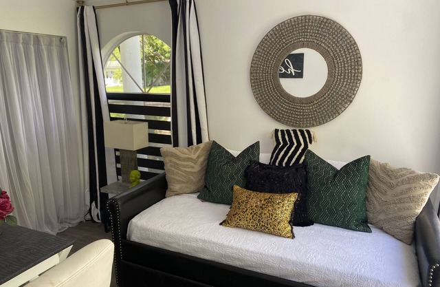 Charming & Cheerful Bedroom with Private Bath, Centrally Located!
