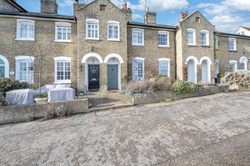 Charming Church Walk, Long Melford - 2 bedroom property with parking